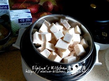 step2: 美的早餐機煲仔加水 , 放上蒸架及一半份量芋頭