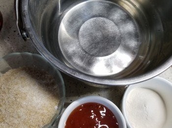 step1: 預備好所有材料:燕菜精粉8g,砂糖80g,草莓柚子蜜90g,食用水740g