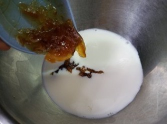 step4: 將牛奶倒入容器中，倒入砂糖、高島蜂蜜柚子茶混合均勻