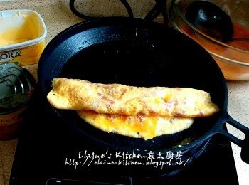 step8: 卷好後 , 推至煎pan邊邊位置