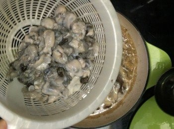 step17: 再下蠔仔輕拌，轉小火煮熟