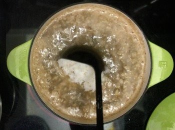 step18: 先試味嘗咸淡，下一小匙鹽調味（記得試味，覺得不夠咸再加）
最後加入米飯，再煮沸即成