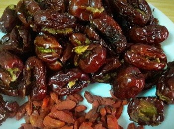 step1: 紅棗用熱水浸泡一下 , 去籽 ; 杞子也用清水浸泡