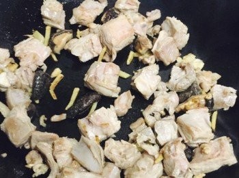 step3: 熱油鍋，爆香薑蒜，茴香，辣椒，再放入羊腩炒至水乾。