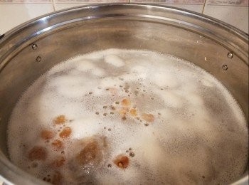 step2: 除西施骨外，凍水落所有材料，水微滾時會有泡沫浮起，記得隔去，約要隔两次至三次，泡沫去清後，落西施骨。