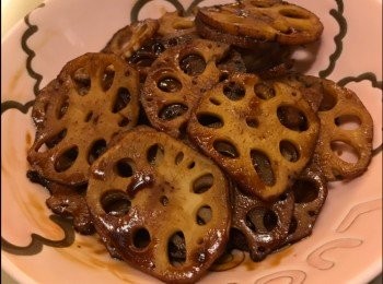 step1: 蓮藕切片，洗淨，焯水，開火炒蓮藕，加入所有調料，炒拌均勻，完成