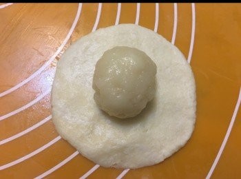 step12: 把麵糰壓成圓形包入冬瓜茸餡料收口向下
略壓扁