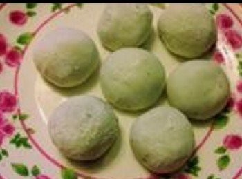 step2: 湯丸做法
.將水加入到糯米粉中,用手慢慢搓揉成為一個團狀
.捏出一塊小糯米團(約20g),然後將小糯米團壓扁
.煮一鍋水將壓扁的小糯米團煮熟做為"粿粹"
. 煮熟的"粿粹"撈起瀝乾水份稍微放涼就跟原來的糯米團搓揉均勻
   成為不黏手的糯米團   (揉合時太黏可以適量加一些
乾糯米粉)
搓揉均勻的糯米團搓成長條,再分切成約每個10g的小糯米團