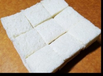 step2: 另一片覆蓋著... 用刀切成9等份。