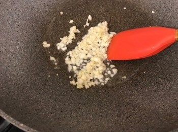 step3: 用兩湯匙橄欖油燒熱鑊，放入蒜蓉爆香