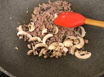 step4: 加入免治豬肉炒至半熟，將蘑菇加入快手兜炒