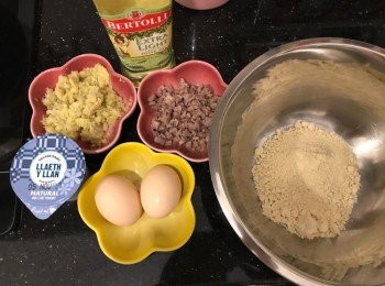 step1: 鴨胸切小粒蒸熟；蕃薯蒸熟去皮，趁熱壓成蓉，與鴨胸一起撈勻