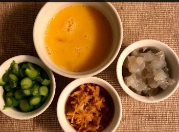 step1: 乾瑤柱，洗淨浸透至身軟，並搣成絲。
芥蘭莖，洗淨切粒。
鮮蝦切粒粒。
蛋，打成蛋液。