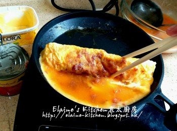 step10: 見蛋液開始半凝固狀態 , 用筷子或鏟輕輕將蛋向內捲