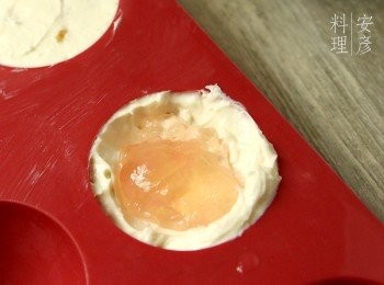 step7: 把一大湯草莓柚子啫哩放至中間成芝士凍餅的軟芯部份。