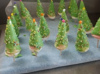 step4: <span class="group_4">聖誕樹</span>做法：
免調朱古力隔熱水座溶
雪糕筒放入朱古力漿
趁朱古力漿未乾撒上糖珠珠同放上星星
待完全乾透