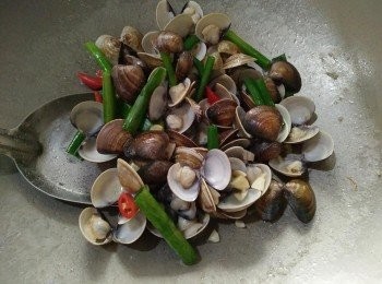 step4: 再加入辣椒、青蔥，全部<span class="group_1">食材</span>一併炒勻，