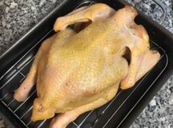 step12: 吹吹風30分鐘後的雞顏色會變深；便可開始預熱烤箱至200度；