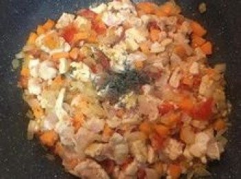 step9: 接著放入醃抓好的<a href="https://bit.ly/3EZL8dD" target="_blank" data-keyword="雞胸" class="guide-link"><strong>雞胸</strong></a> <span style="display:inline-block;vertical-align:middle;margin-top:-3px;color:initial;border-radius:3px;padding:2px 3px;font-size:12px;line-height:14px;background:#87d300;color:#fff;">即買</span> 肉一起拌炒，然後用鹽及黑胡椒粉調味再放入百里香葉一起拌炒。