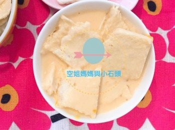 step3: 麵包方成小塊加進奶和蛋液中