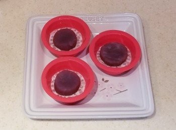 step4: 糕模掃上少許食油，放西米到1/3滿，加入紫薯蓉，再將西米放面至滿。