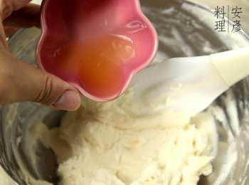 step3: 魚膠片用凍水浸軟，瀝水後用熱水隔水溶化成液態，加到柚子忌廉芝士內。如果想成品較挺直要加多一點魚膠片，而我用了 3 克魚膠片做會較軟滑，拌均後放雪櫃冷凍。