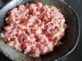 step5: 用雞粉，糖，麻油，生粉，少少黃酒連同金針撈好，面放少少辣椒碎