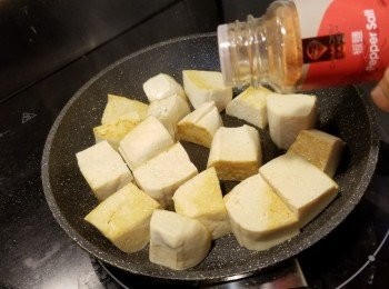 step3: 再用平底鑊用油加少許椒鹽煎香