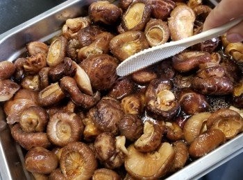 step13: 冬菇處理方法：冬菇先去定洗淨浸水，頭30 分鐘d冬菇水怕有硫黃，冬菇水不要，再用水浸到軟身，用蒸冬菇料；砂糖,麻油,紹興酒，生抽，浸冬菇水用大火蒸15分鐘，灘凍後分一包包放入冰箱待用，放冰箱可存放1個月以上直至不變壞亦可以進食