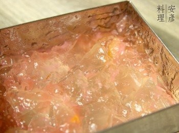 step5: 草莓柚子茶加熱水拌均，加入 6 克魚膠片溶液，放涼後置雪櫃冷藏成為軟芯草莓柚子啫哩。