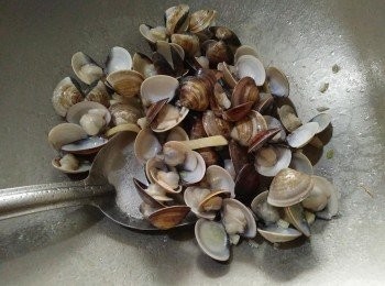 step3: 依序放入蛤蜊，轉至中小火（要注意蛤蜊肉不要炒太久，會過老的不好吃，且會縮小），並蓋上鍋蓋蒸熟，