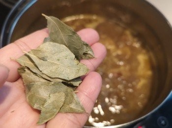 step7: 加咖喱葉後蓋蓋煮15分鐘。