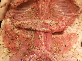 step2: 除自己喜歡拆唔拆去主脊骨。然後撒上岩鹽和香草，再按摩一下。