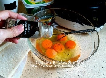 step1: 雞蛋打入大碗內 , 加少許鹽及黑胡椒碎拌勻