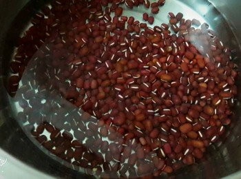 step2: 紅豆洗淨用清水浸泡2小時