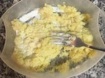 step12: 蒸好的馬鈴薯趁熱壓成泥後，加入鹽、胡椒粉和牛奶攪拌到薯泥細滑；