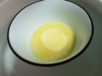 step2: 將無鹽牛油隔熱水助溶