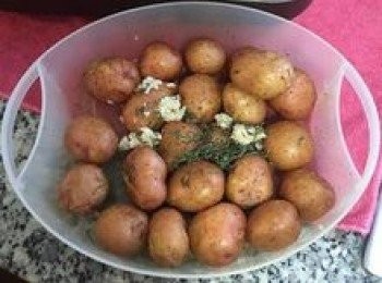 step13: 將蒜末與白里香葉放入微波好的小馬鈴薯中混勻；（小馬鈴薯取出後的蒜末和百里香葉請留下來不要丟掉，等一下放點橄欖油可以抹烤雞。）