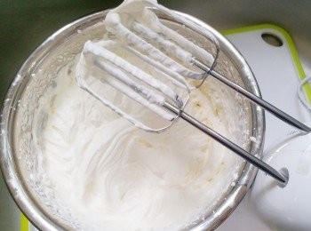 step2: 淡忌廉加入砂糖打起，放入雪櫃備用