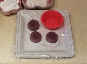 step3: 紫薯蓉分10g一份，搓圓壓扁小許後備用。