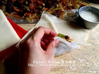 step13: 期間將春卷皮分成一塊塊 , 麵粉加少許水拌勻 , 平放春卷皮 , 將餡料放在較下方位置 , 先卷起 , 不要太緊