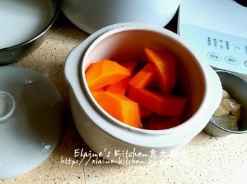 step9: 木瓜去皮去籽切件放入美的陶瓷蒸燉寶的燉盅內