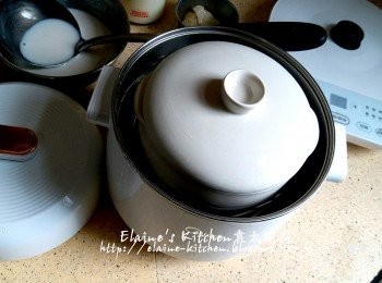 step11: 蓋上燉盅蓋 , 蒸燉寶的煲內加熱水至水位位置 , 放上蒸架 , 放上燉盅