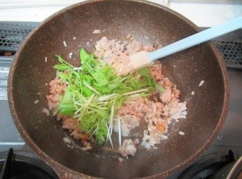 step5: 香米熟了倒入巴薩米克醋拌勻,灑步驟2的青菜與胡椒粉攪拌青菜夠熟即可.