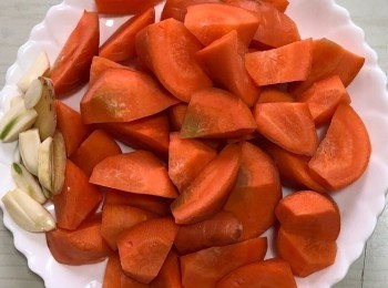 step2: 紅蘿蔔切塊，馬蹄切半，薑切片，蒜切末，辣椒切小段。