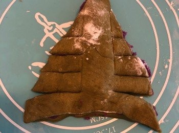 step9: 其中一片三角形鋪上一層薄薄的紫薯蓉，然後蓋上另一片