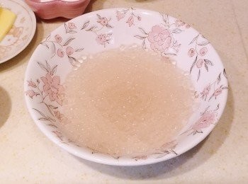 step1: 水煮滾，用大火煮西米10分鐘，熄火焗20分鐘至透明，瀝乾水份備用。