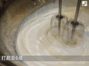 step3: 淡忌廉用打蛋器打拂，打起至6成