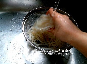 step5: 盛起瀝乾水份 , 粉絲浸軟瀝乾水份