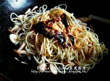 step7: 加入伊麵及<span class="group_2">調味料</span>拌勻炒至上色